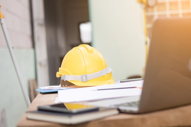 Photo yellow hardhat on table