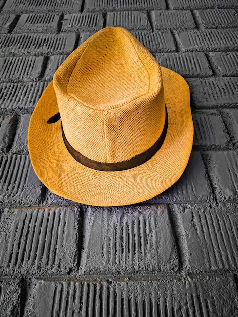 Photo a yellow hat with a black band that says 