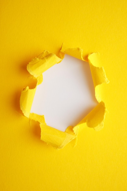 写真 破れた紙の黄色い穴