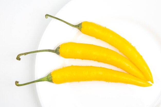 Peperoncino rosso caldo giallo su un piatto. pepe.