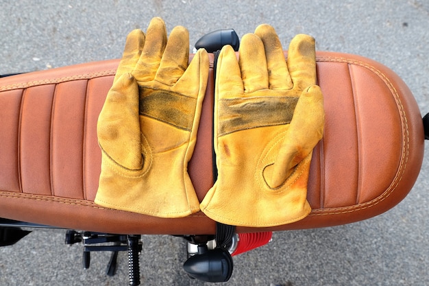 Photo yellow leather gloves