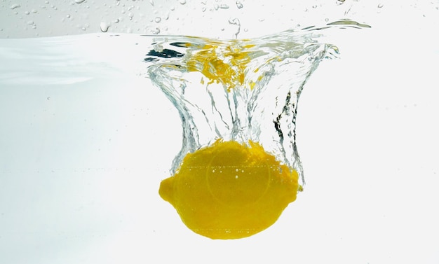 사진 색 바탕 에 있는 물 에 담긴 노란색 레몬
