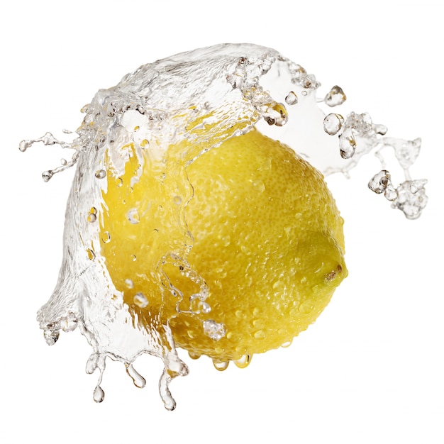 Photo yellow lemon in splash of water