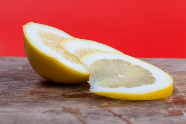 желтый лимон