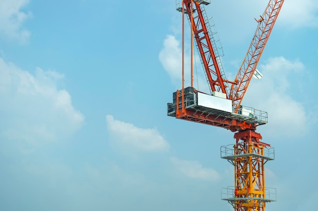 Photo yellow lifting crane prepare to start in blue sky background