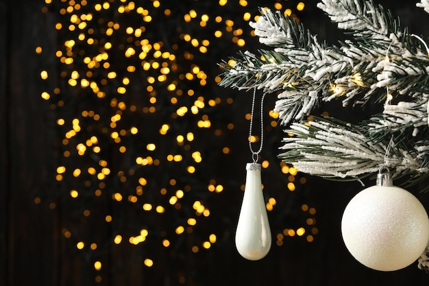 노란색 불빛과 크리스마스 가지가 나무 바탕에 있는 텍스트 공간
