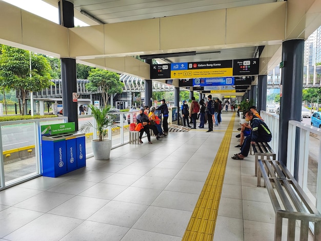 a yellow line on the platform says " metro ".