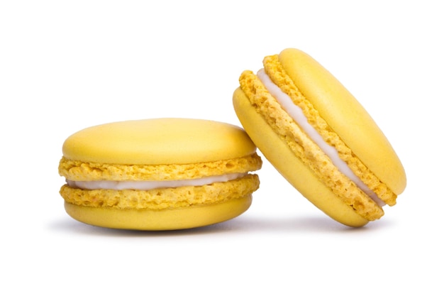 Biscotti macaron gialli isolati su sfondo bianco