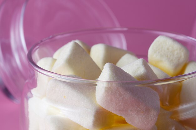 Photo yellow marshmallow in glass jar