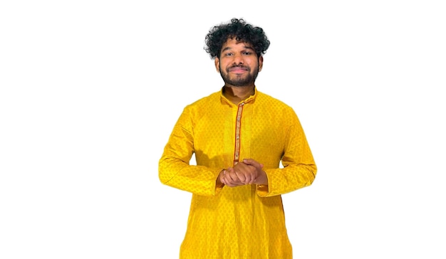 Photo a yellow men's kurta with a red patch on the front