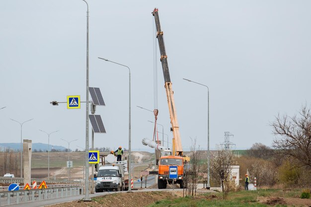 Желтый автокран на строительной площадке