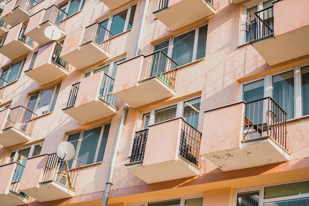 Edifici moderni gialli con piccoli balconi edificio residenziale in cemento architettura della facciata casa edilizia sociale