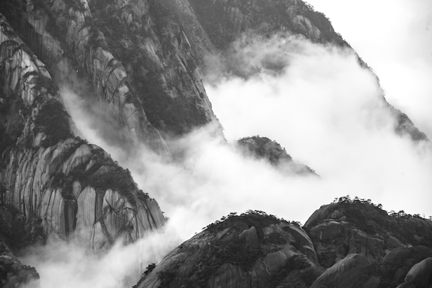 イエローマウンテンまたは黄山の山の雲の海の景色