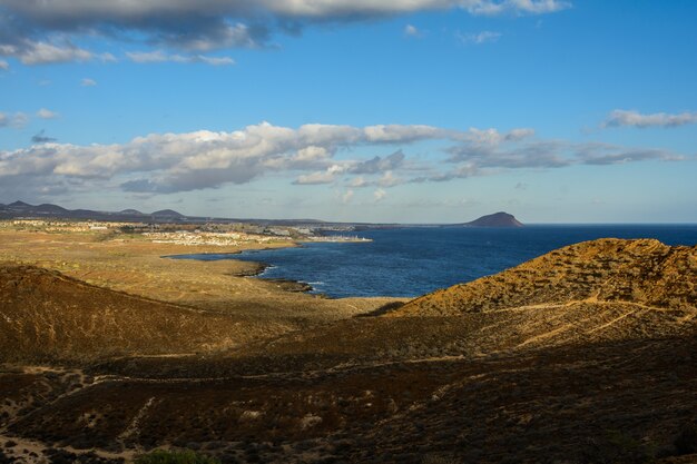 カナリア諸島、テネリフェ島、コスタデルシレンシオの海岸にある黄色い山