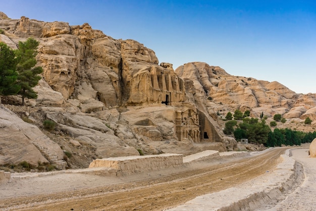 Yellow obelisk tomb bab el-siq triclinium outer siq canyon wandelen