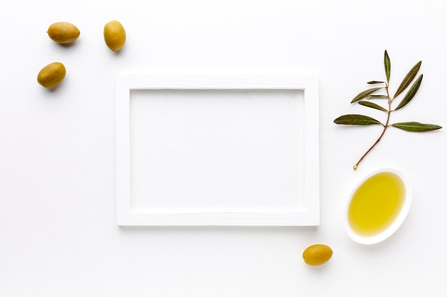 Foto olive gialle e piattino olio con cornice mock-up