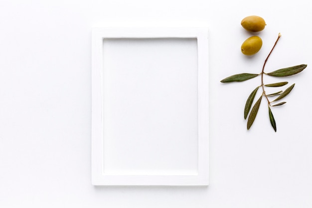 Foto olive gialle con cornice mock-up