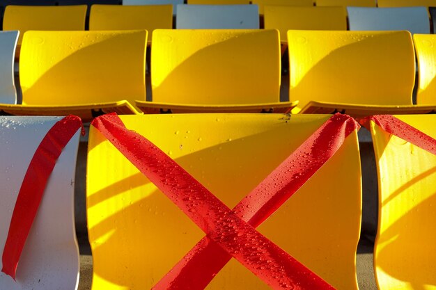 Photo yellow outdoor seating after rain