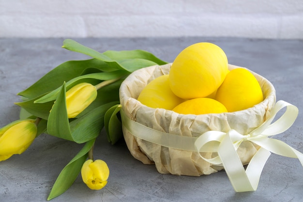 Uova di pasqua dipinte di giallo