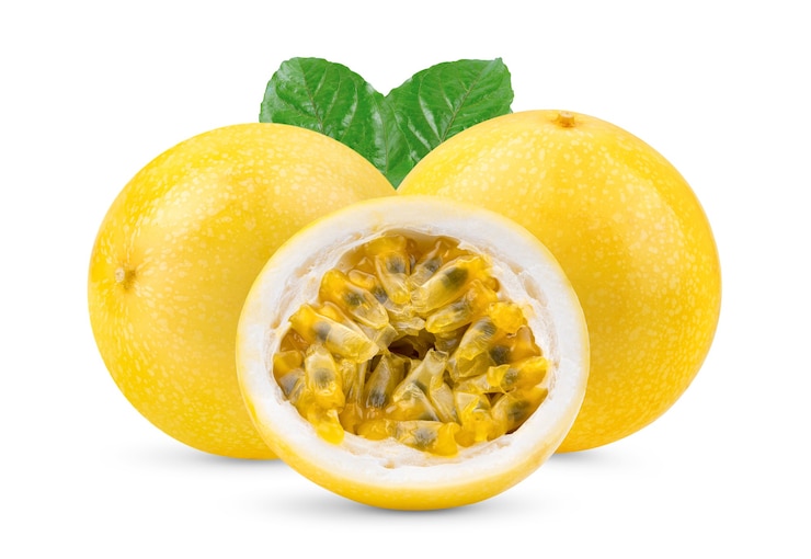 Photo yellow passion fruit with leaves isolated on white background