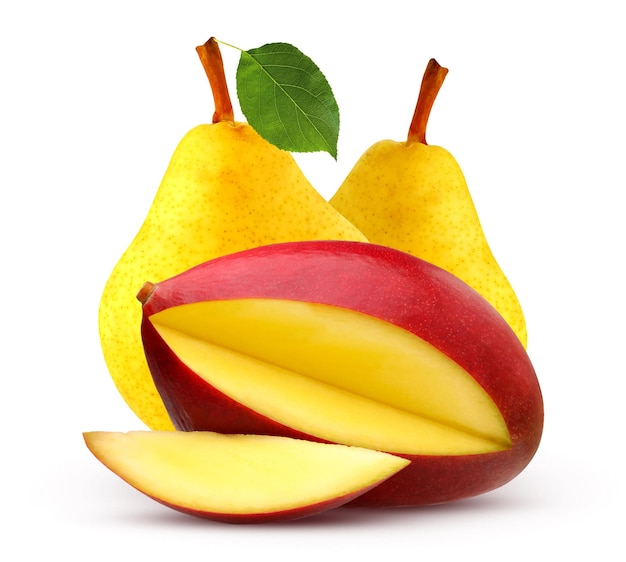 黄色の梨とマンゴーを白い背景に分離します。