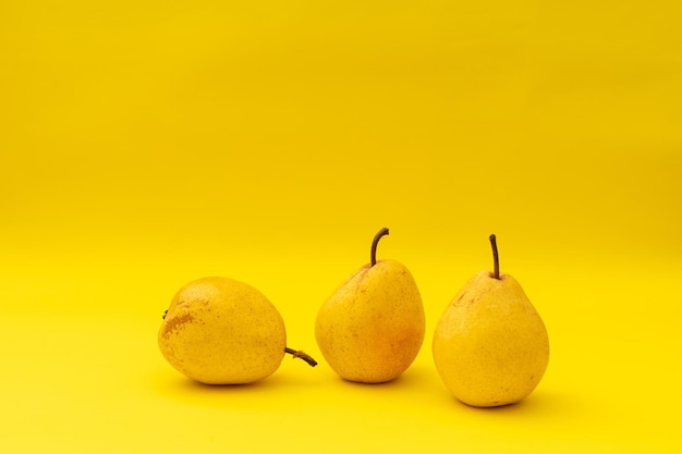 黄色の背景に黄色の梨