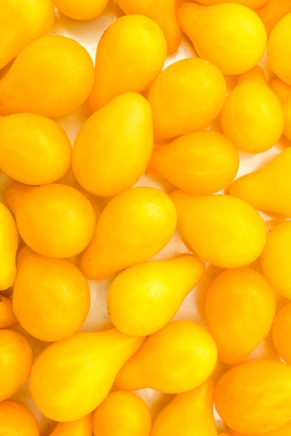 黄色いナシ形のトマト