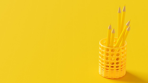 노란색 연필 패브릭 질감 노란색 배경에 책상 정리. 텍스트 또는 로고를 위한 공간을 복사합니다. 최소한의 아이디어 개념, 3D 렌더링.