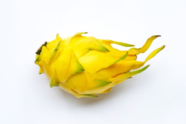 흰색 바탕에 노란색 pitahaya 또는 드래곤 과일.