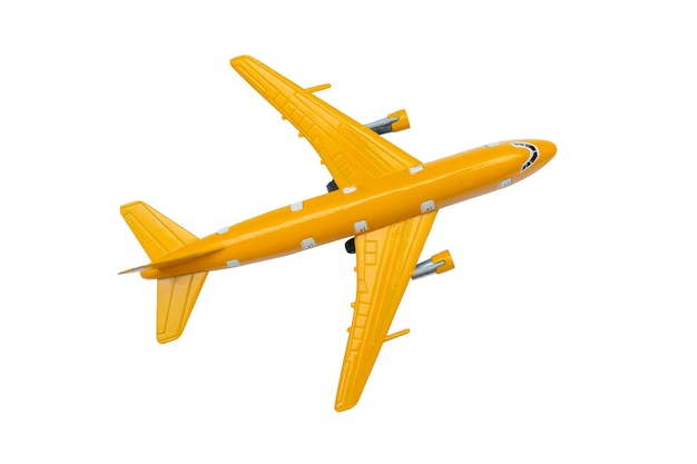Модель желтого самолета на белом фоне