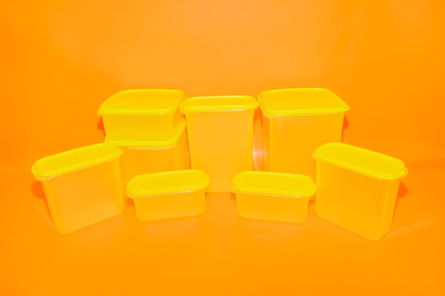 Набор желтых пластиковых банок различных размеров Универсальное решение для хранения