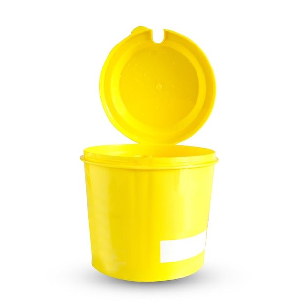 Желтое пластиковое ведро или чашка с крышкой.