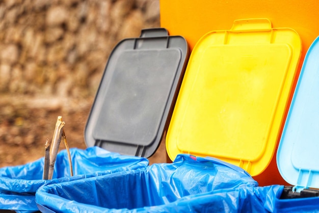 Foto un contenitore di plastica gialla con un coperchio su cui è scritta la parola 