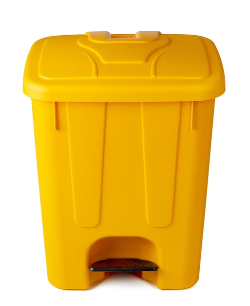 Желтый пластиковый мусорный бак, изолированный на белом