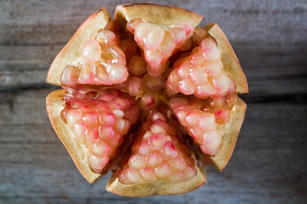 Photo yellow pomegranate on plank