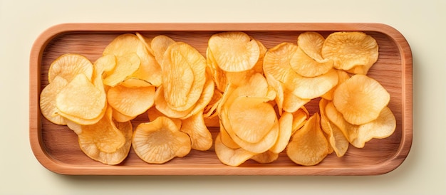 写真 黄色いジャガイモのチップス 隔離されたパステル色の背景 コピースペーストレイ
