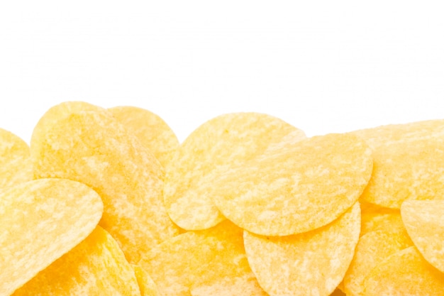 Желтые картофельные чипсы, изолированные на белом