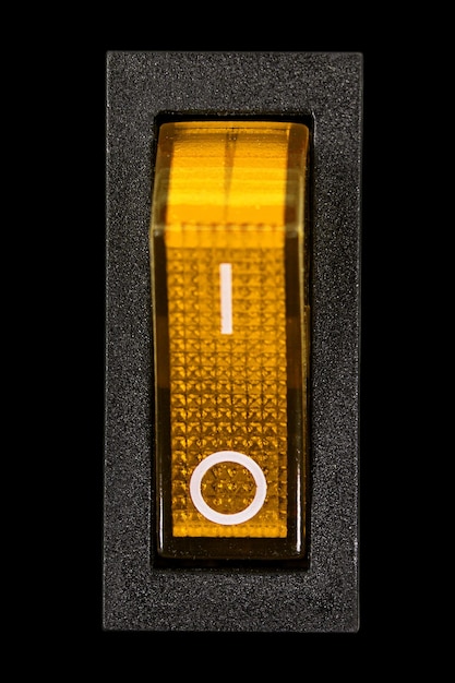 黒の背景に分離された OF 位置の黄色の電源スイッチ