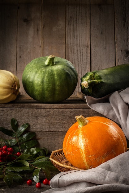 Zucca gialla sul tavolo di legno rustico