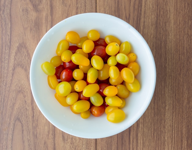 黄色と赤のトマト