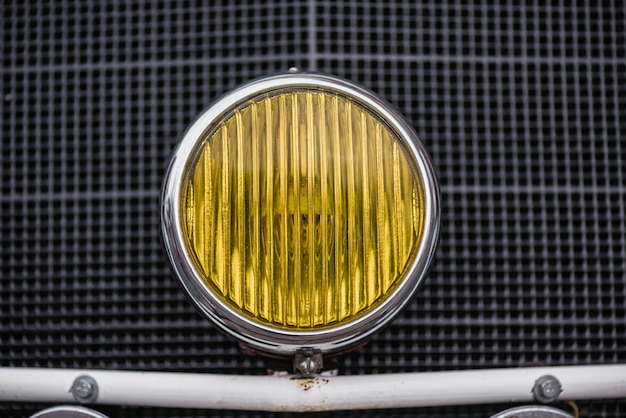 Photo a yellow retro car headlight