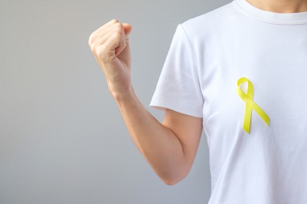 Yellow Ribbon voor het ondersteunen van mensen die leven en ziek zijn. September Zelfmoordpreventiedag, kindertijd, sarcoom en botkankerbewustzijnsmaandconcept