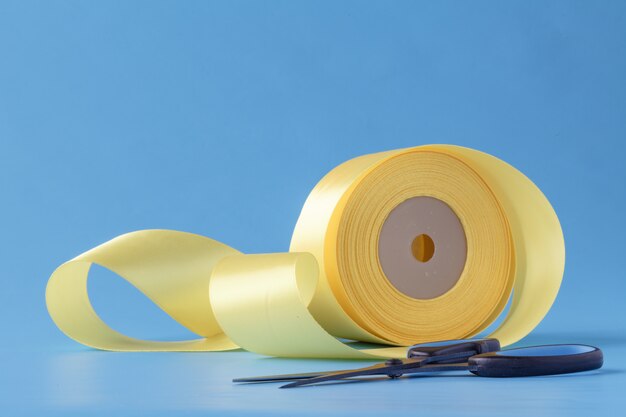 Photo yellow ribbon with scissors