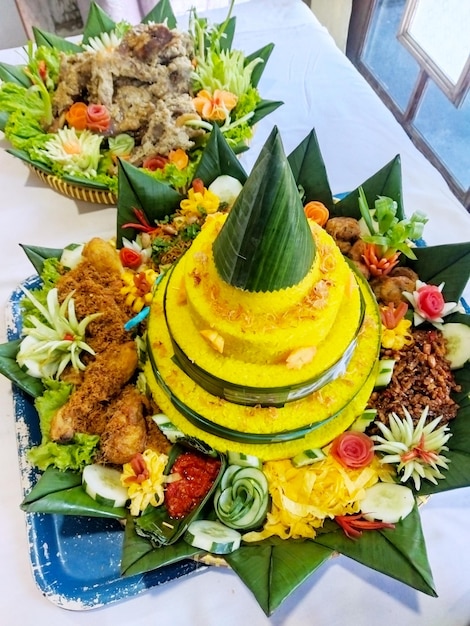 Photo yellow rice tumpeng indonesian traditional food