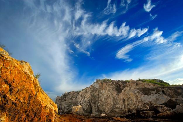 Foto giallo rock e cloud formation