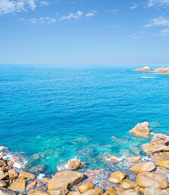 Желтые скалы в воде Коста-Парадизо