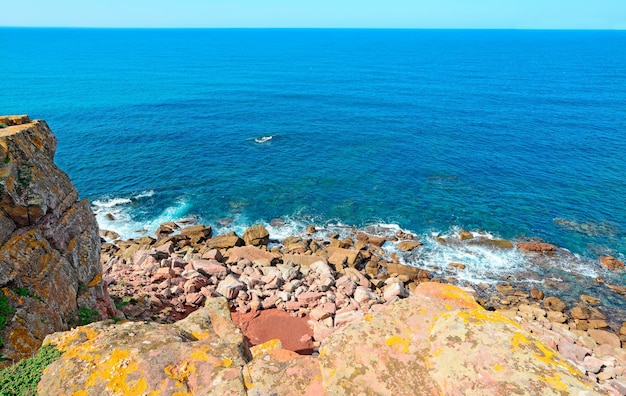 サルデーニャ島のPorticciolo海岸線の黄色い岩