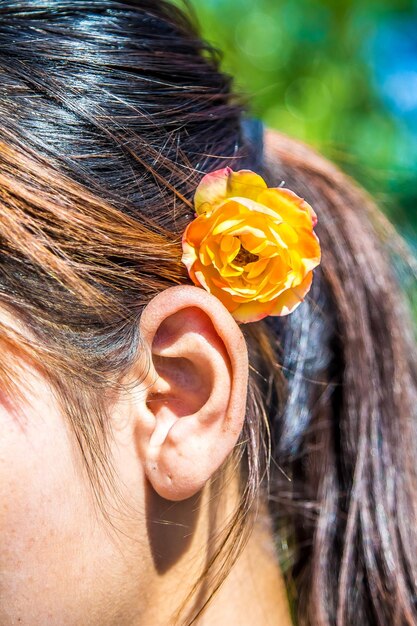 Foto fiore di rosa giallo nei capelli delle ragazze