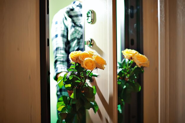 黄色いバラ、ドアの花の花束、ギフトサプライズ春の花、女性の幸せのコンセプト