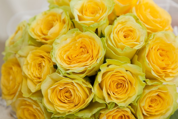 黄色いバラ。黄色いバラの花束をクローズアップ。